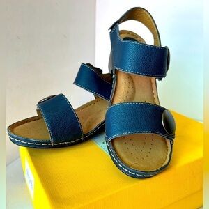 SoftSpots NIB Navy Leather Sandals new in box